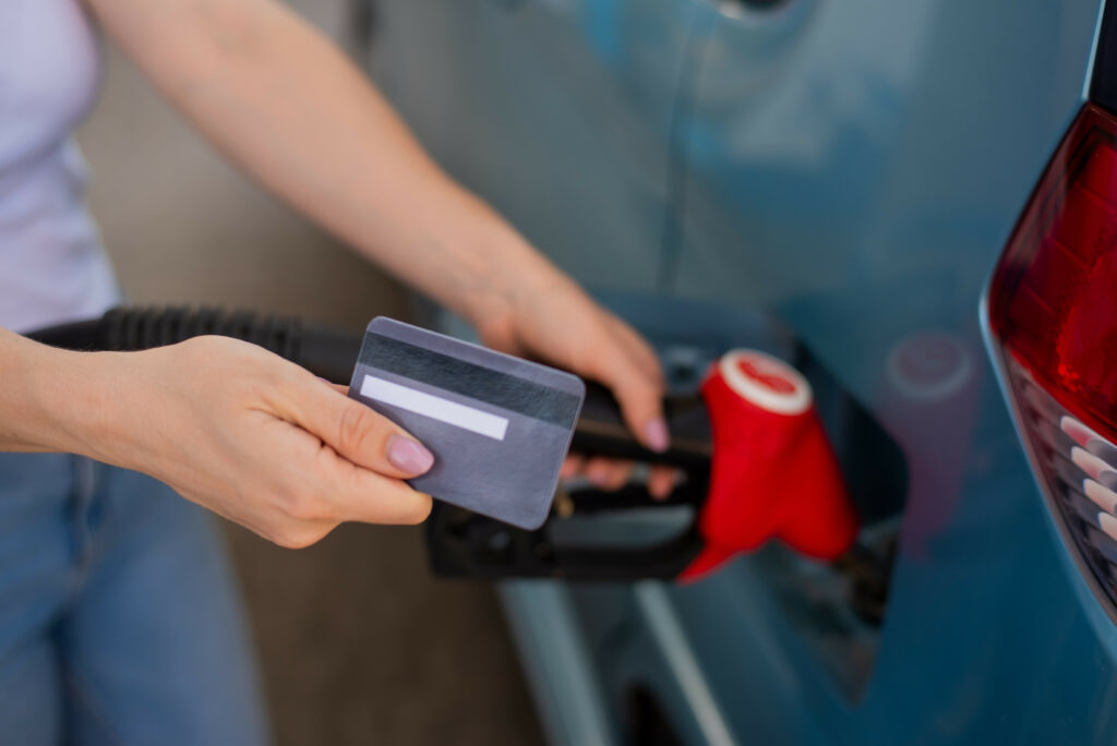 Tankkarte während des Tankens des Autos