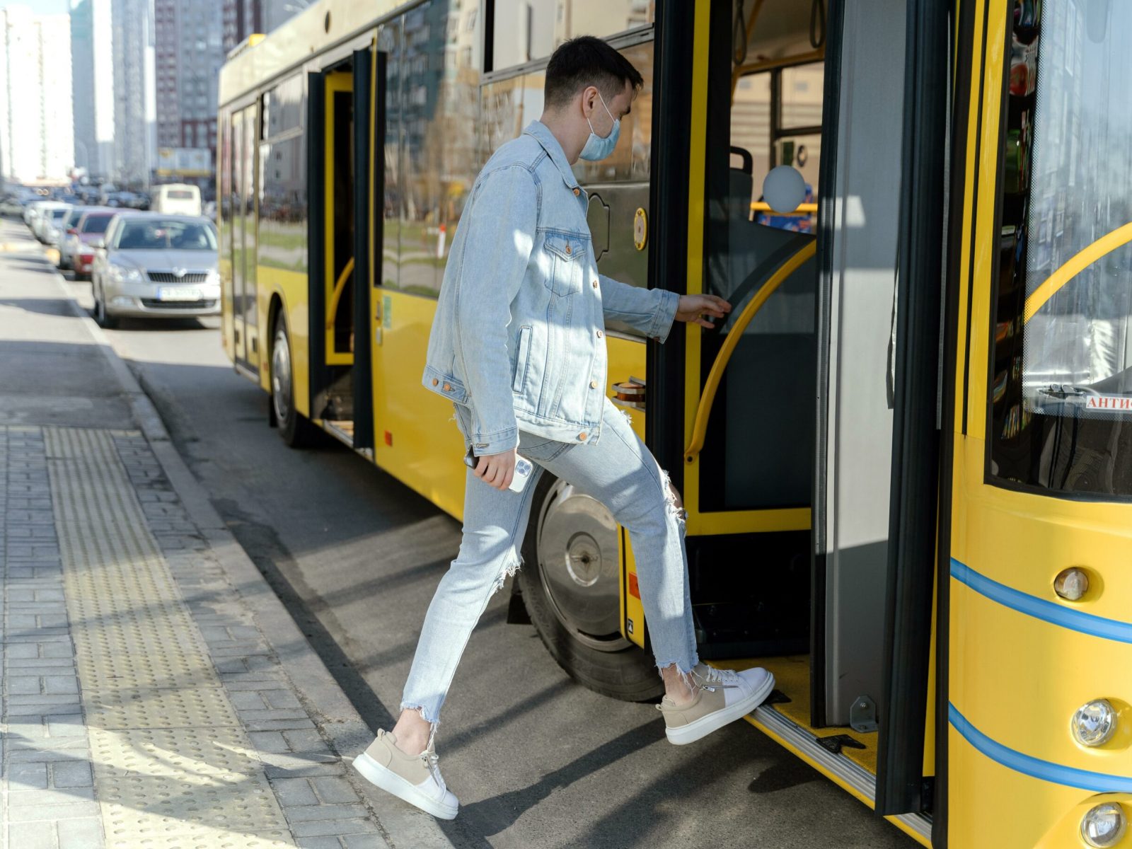 Junger Mann steigt in Stadtbus ein
